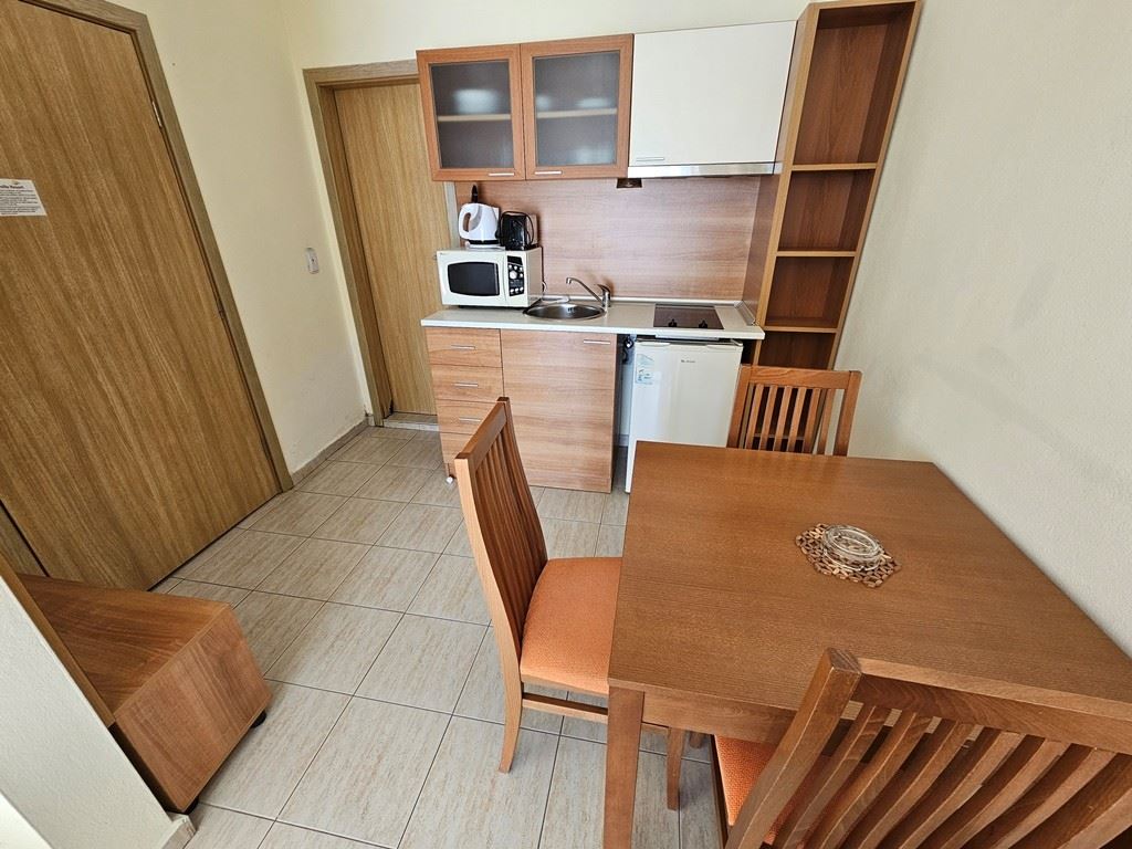 Стильная студия с панорамным видом на бассейн в Солнечном Береге – готова к проживанию и инвестиции