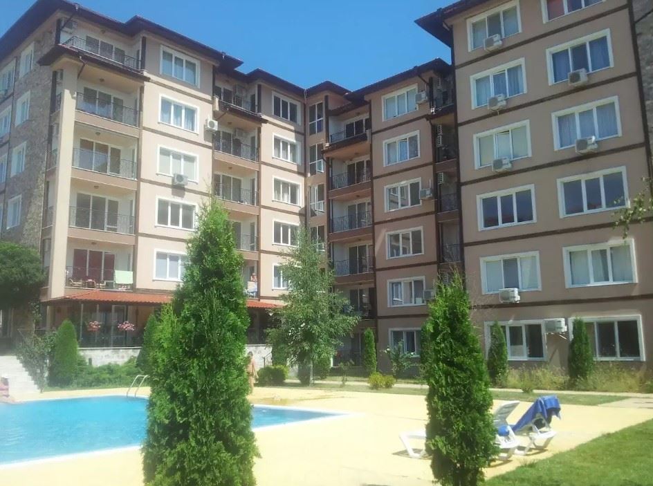 Просторный апартамент с двумя спальнями и видом на море в Равде