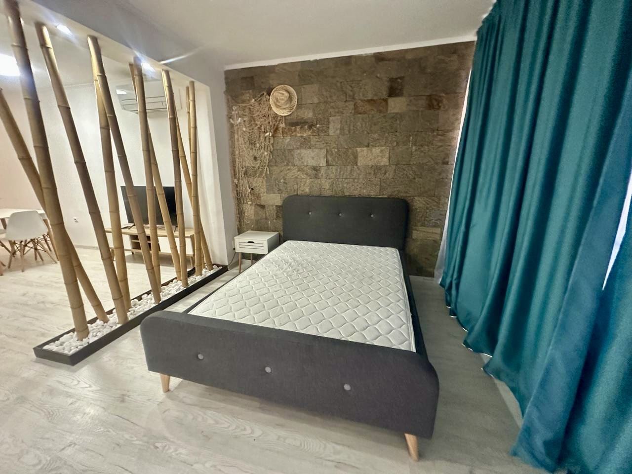 Просторная студия на партере с террасой и возможностью переделки в квартиру с одной спальней – всего в 300 м от моря