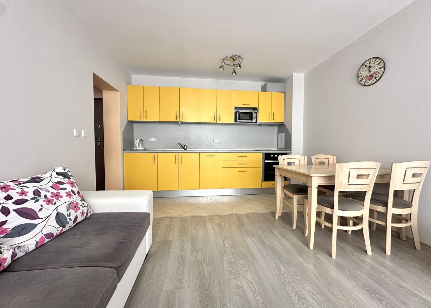 Квартира с одной спальней в 100 м от пляжа в Поморие – комфорт, удобство и вид на море