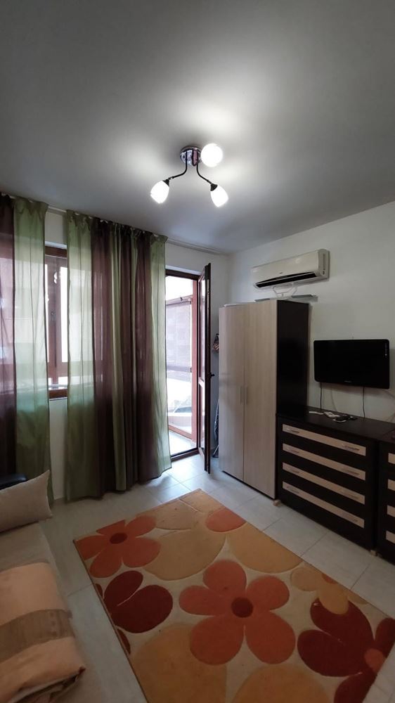 Обзаведенная студия в Старом городе Поморие – в 100 м от моря, с большой застекленной террасой и отличной локацией