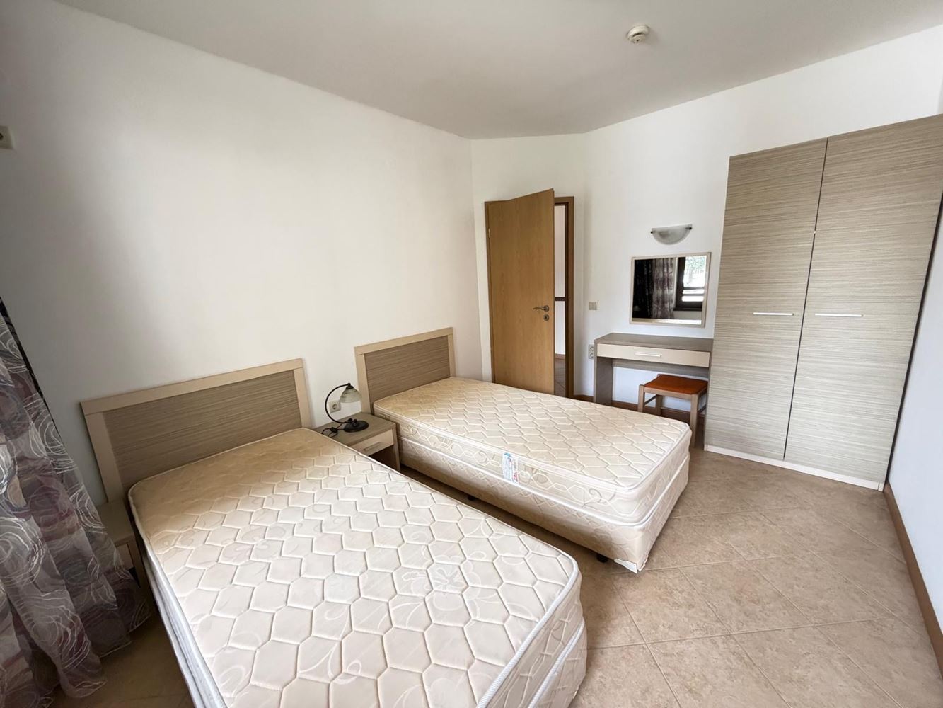 Просторная квартира с двумя спальнями с прямым выходом в собственный двор в Солнечном Береге – комфорт, роскошь и уют