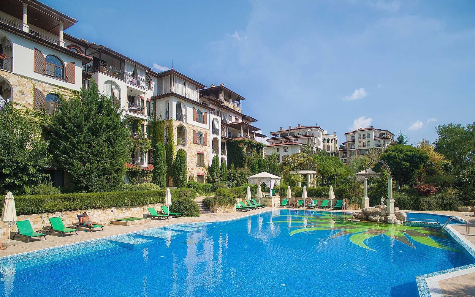 Уникальная двухуровневая квартира в комплексе премиум-класса в городе Несебр