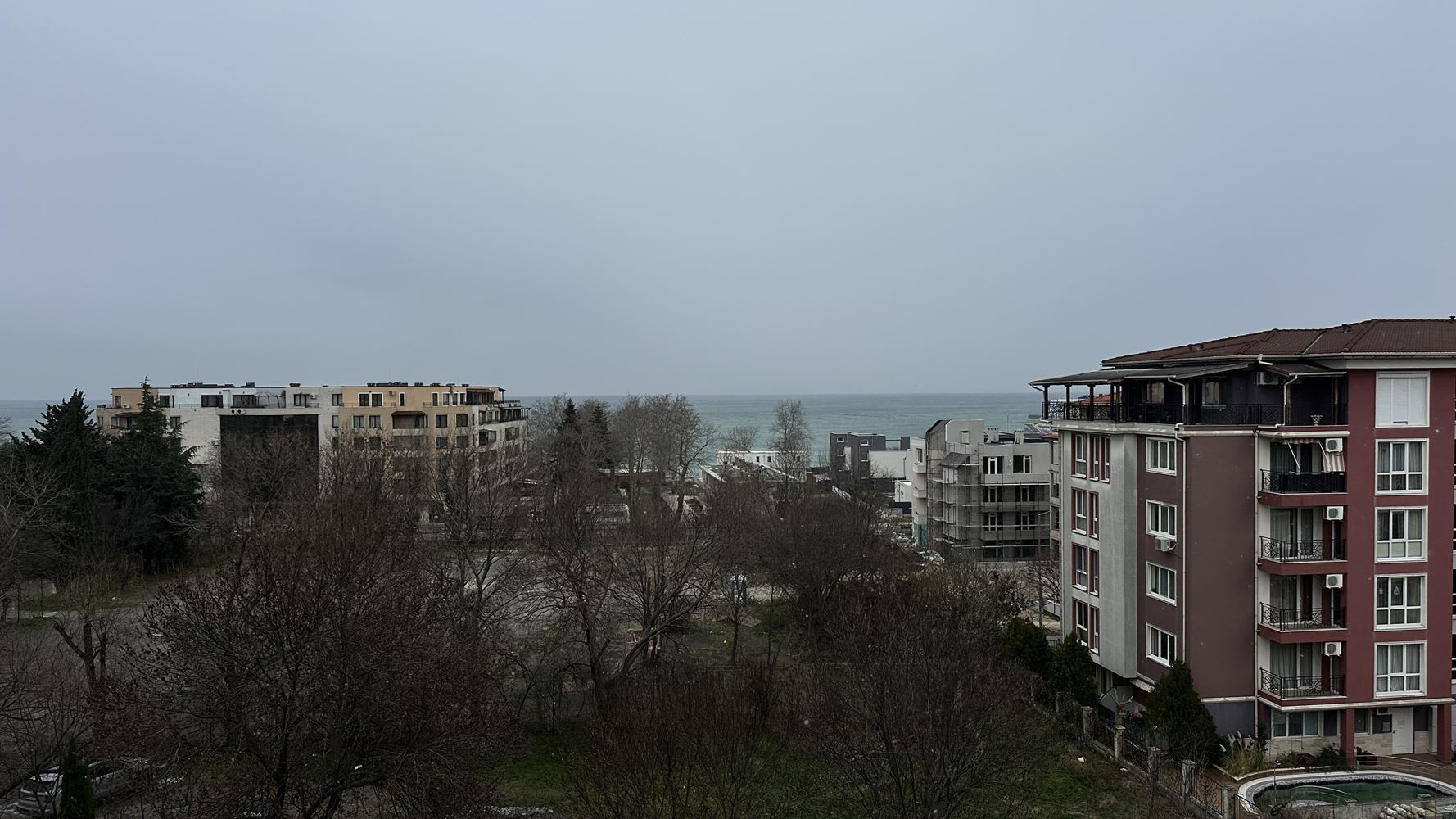 Просторный апартамент с двумя спальнями и морской панорамой в Равде