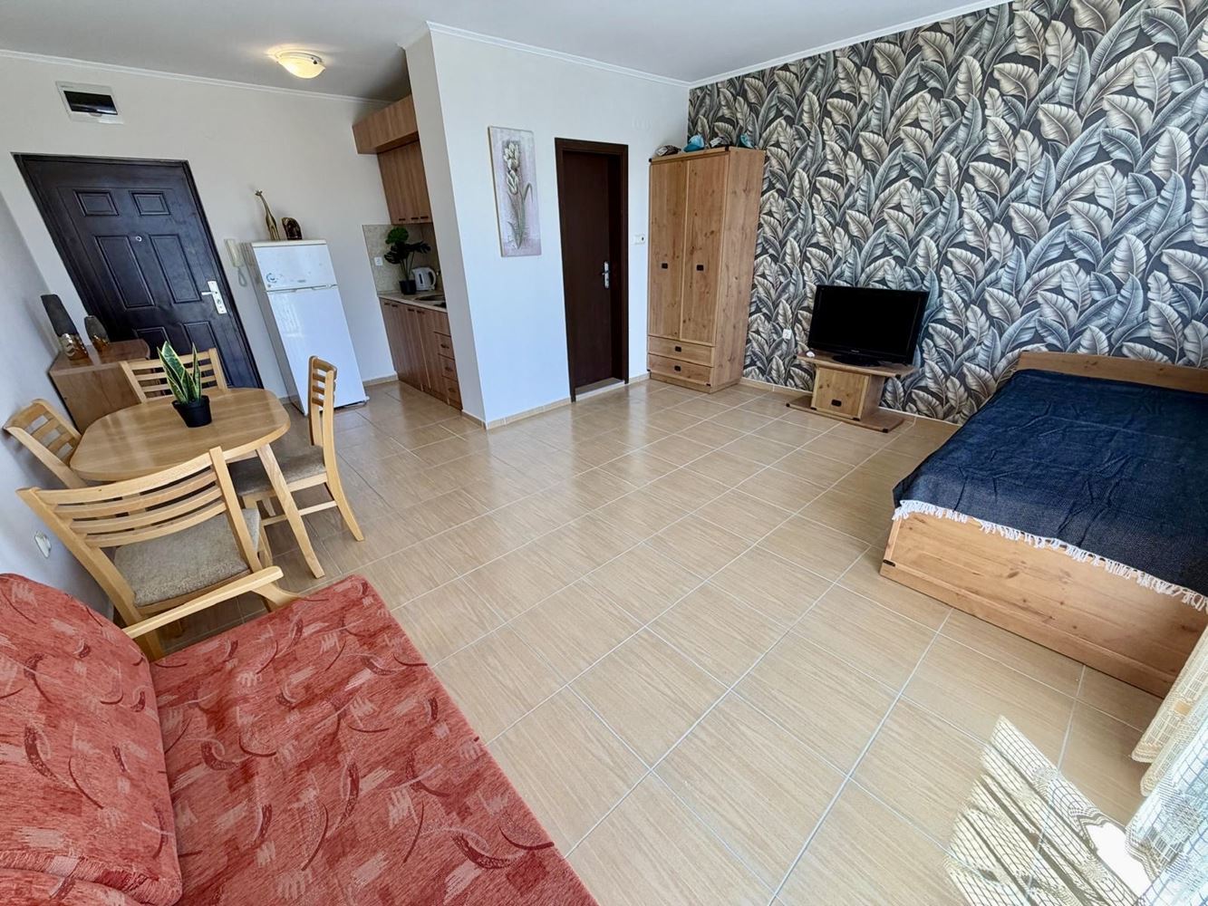 Панорамная студия с впечатляющим видом на море в Несебре – готова к заселению