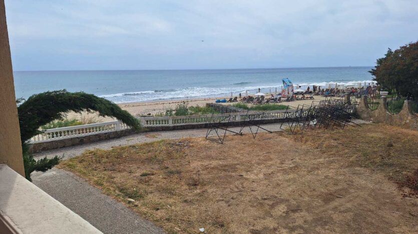 Двухкомнатная квартира на первой линии в Елените с панорамным видом на море и отличным инвестиционным потенциалом