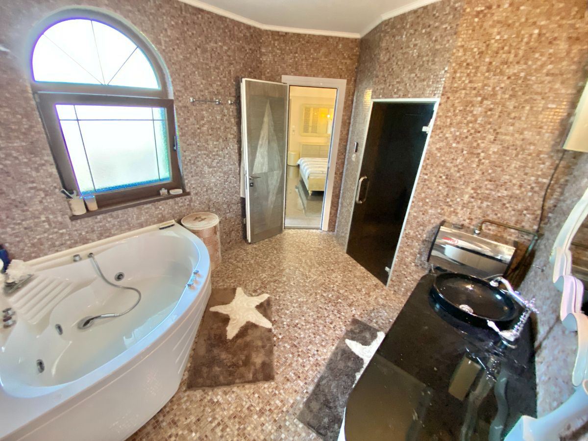 Уникальная двухуровневая квартира в комплексе премиум-класса в городе Несебр