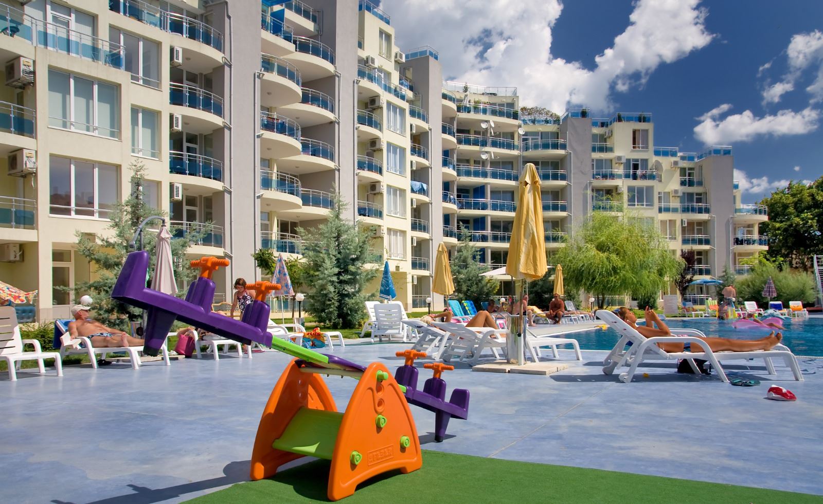 Солнечная и просторная студия с видом на море в Равде – 100 м от пляжа, в ухоженном комплексе с бассейном и зеленью