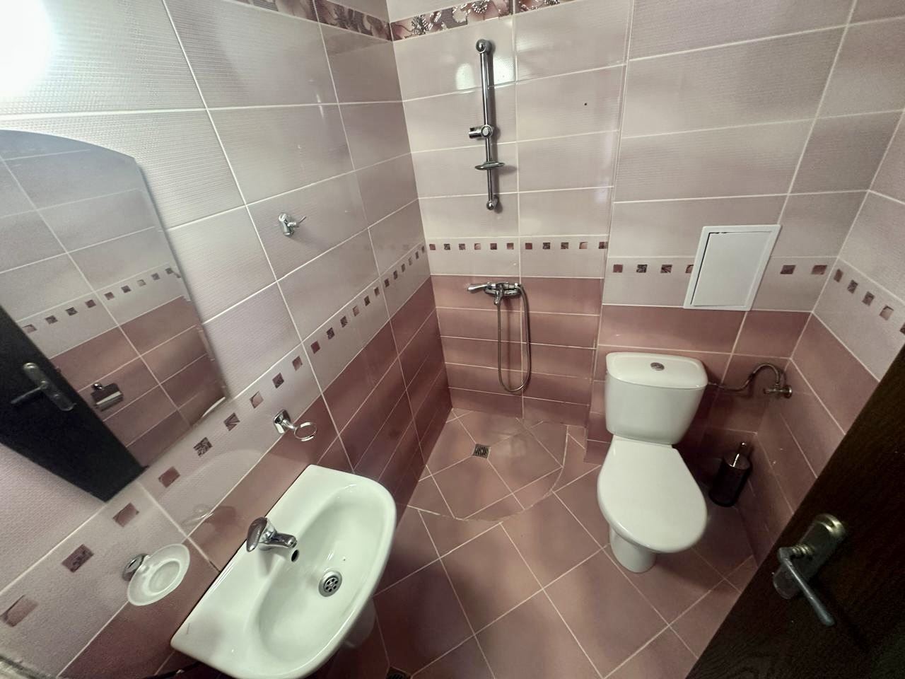 Просторная студия на партере с террасой и возможностью переделки в квартиру с одной спальней – всего в 300 м от моря