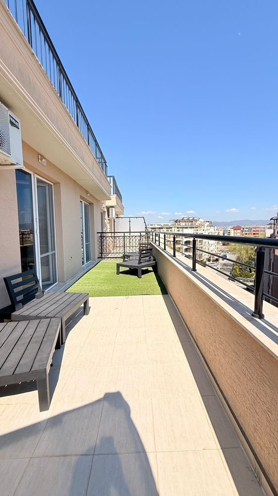 Роскошный двухуровневый апартамент с тремя спальнями в центре Солнечного Берега – простор, стиль и комфорт на двух уровнях