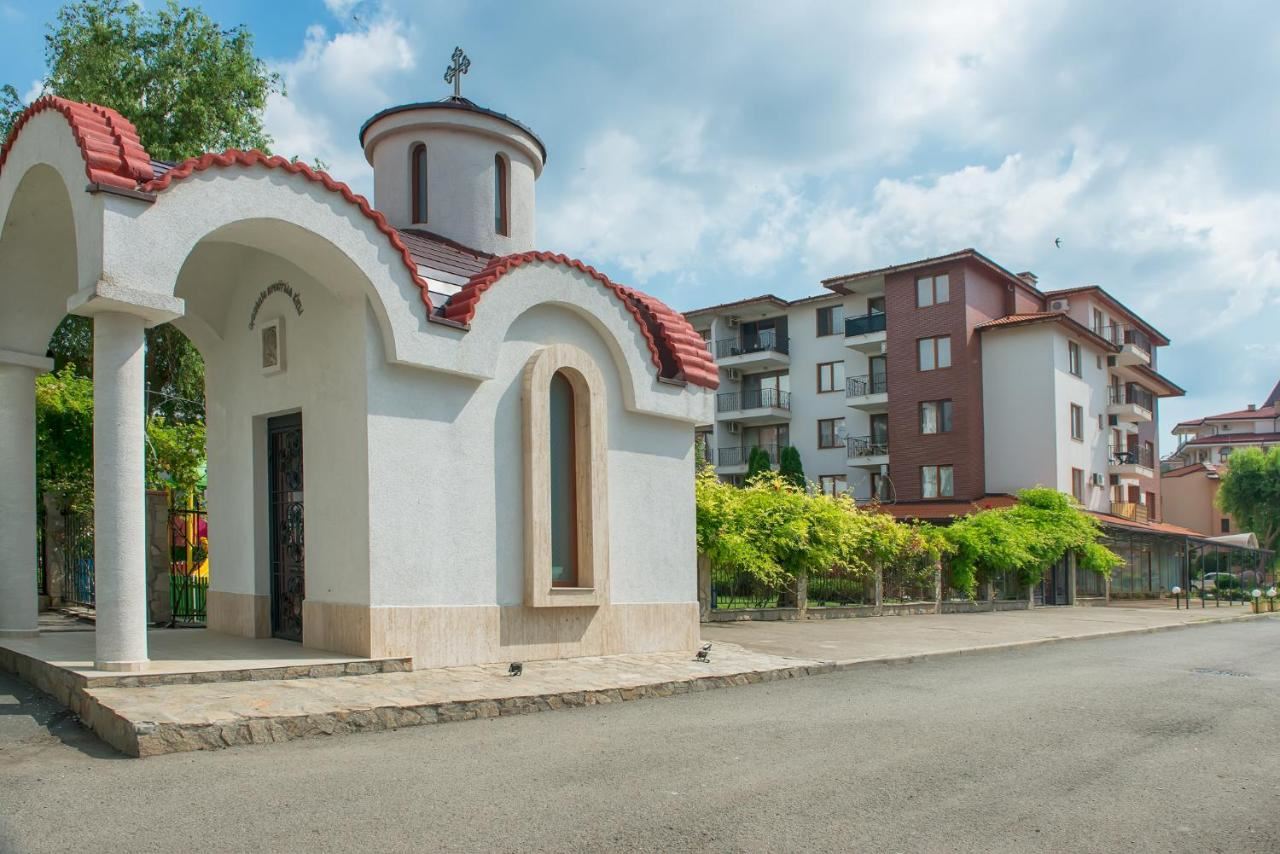 Апартамент с двумя спальнями и видом на бассейн в Несебре – простор, комфорт и отличное расположение всего в 300 метрах от моря