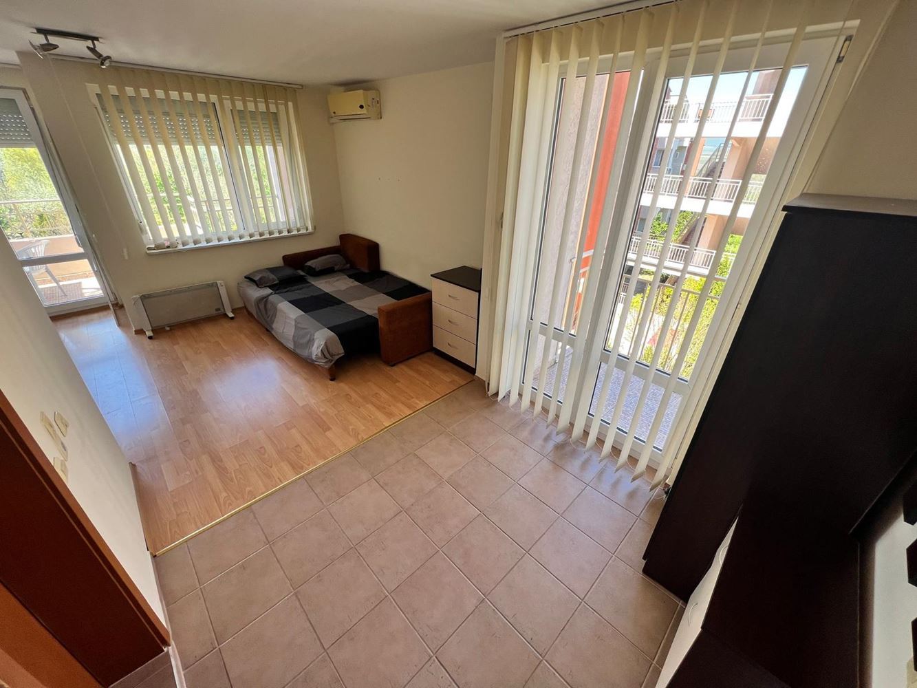 Просторная и полностью меблированная студия в Солнечном Берегу – готова к проживанию или инвестиции