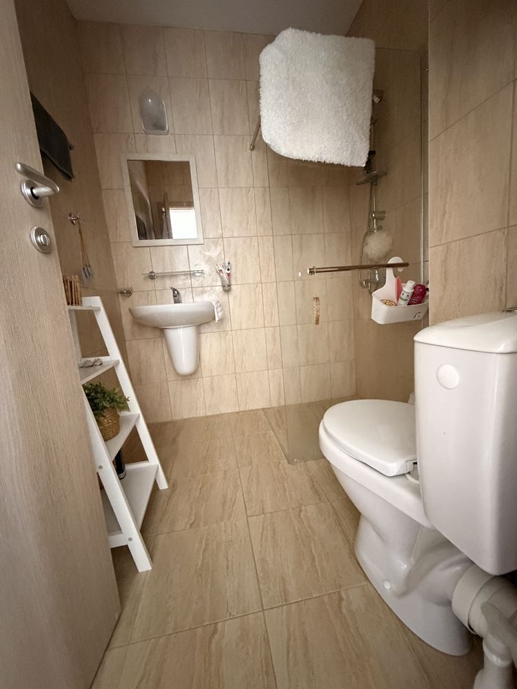 Квартира с двумя спальнями и панорамной террасой на окраине Солнечного Берега – уют, тишина и стиль