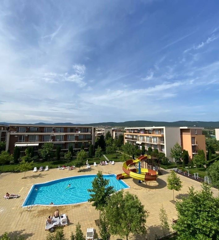 Просторная студия с террасой в современном комплексе на Солнечном берегу – комфорт и развлечения в шаговой доступности от моря