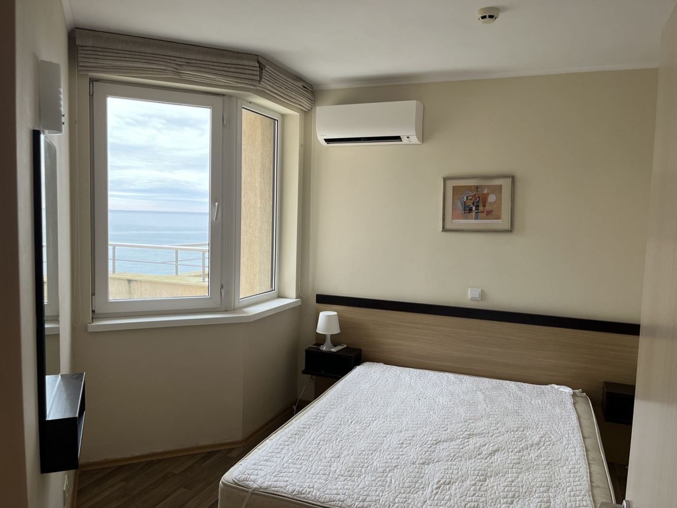 Обзор – меблированная квартира с одной спальней на первой линии с панорамным видом на море