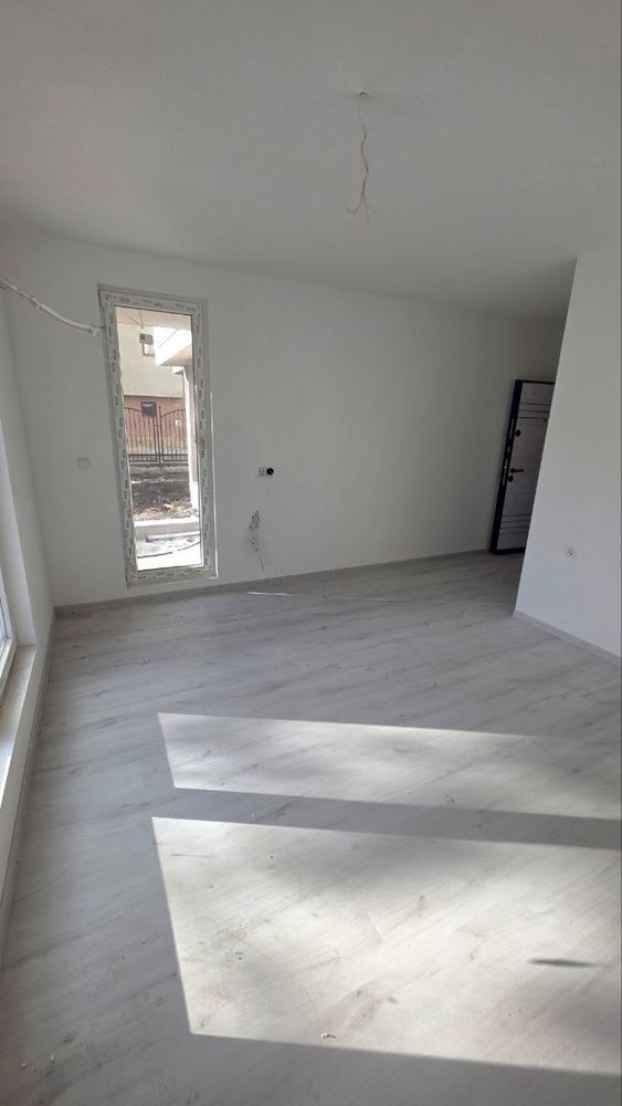 Функциональная студия на первом этаже – отличная возможность для инвестиций или уютного жилья