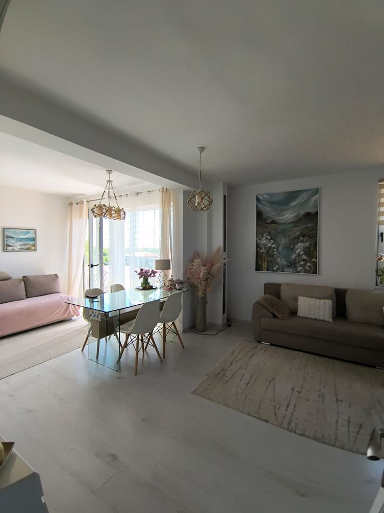 Отремонтированная двухкомнатная квартира с панорамным видом в современном комплексе рядом с Солнечным берегом