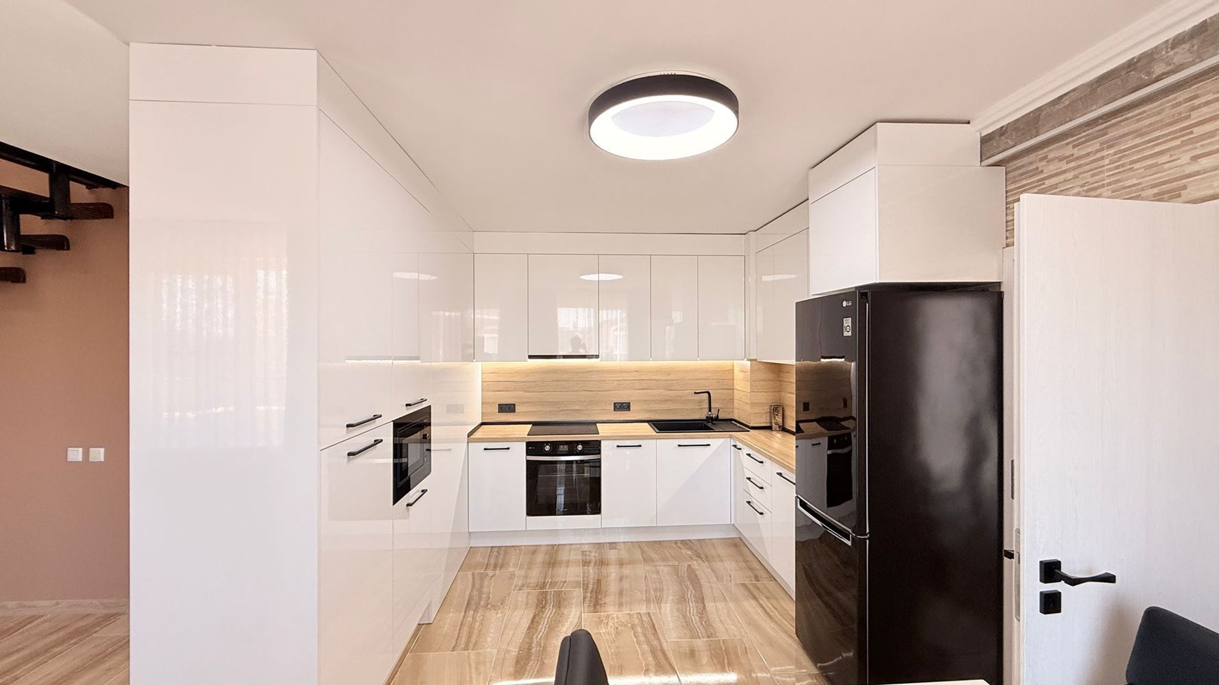 Роскошный двухуровневый апартамент с тремя спальнями в центре Солнечного Берега – простор, стиль и комфорт на двух уровнях