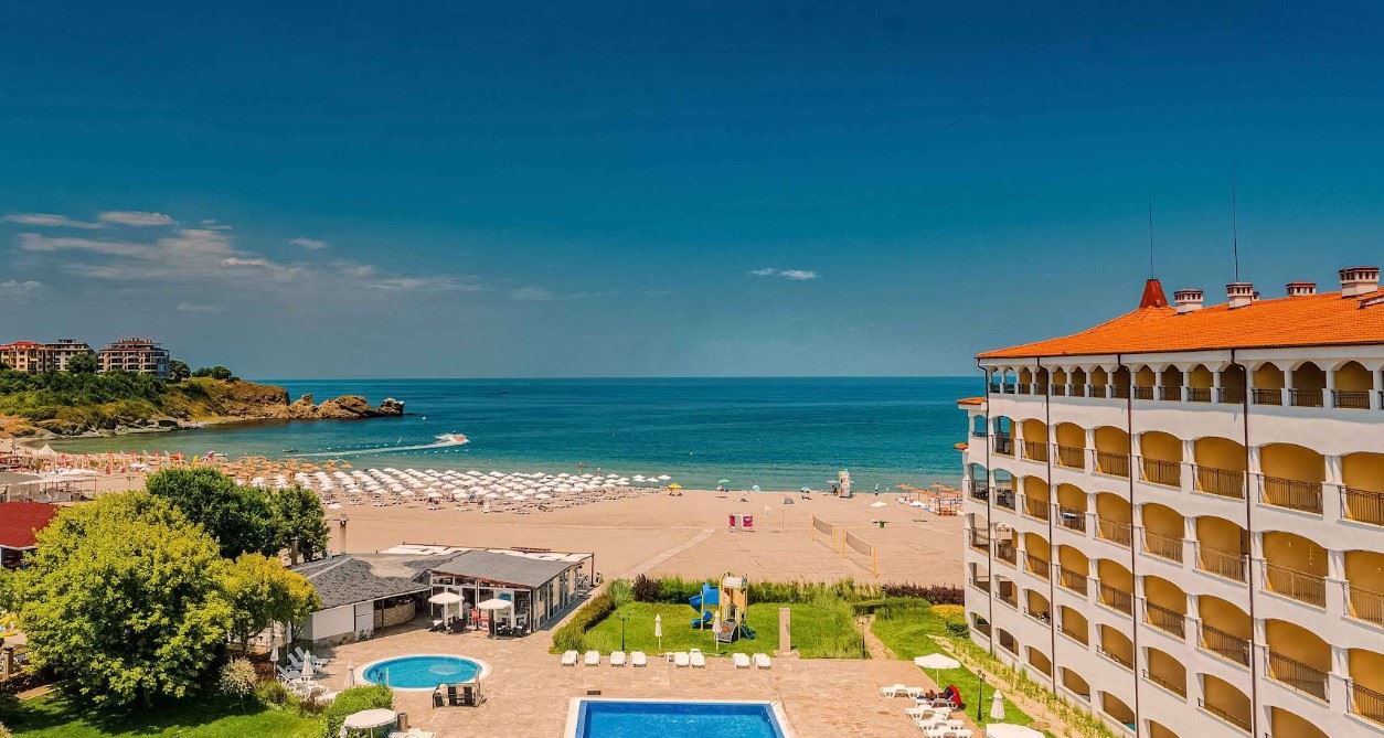 Просторная квартира с одной спальней на первой линии моря в Царево с полной меблировкой