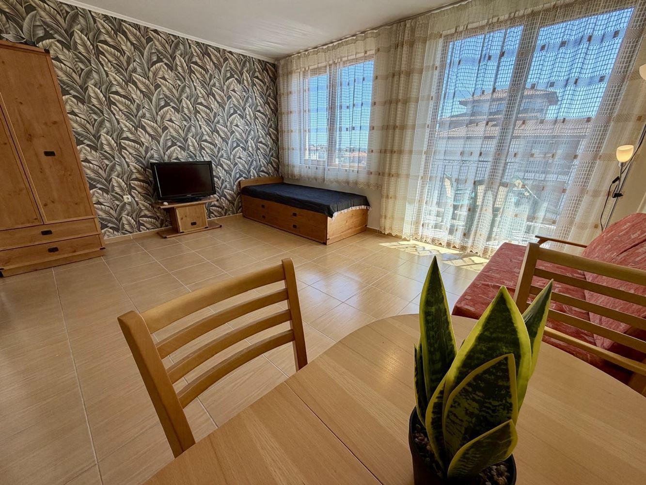 Панорамная студия с впечатляющим видом на море в Несебре – готова к заселению