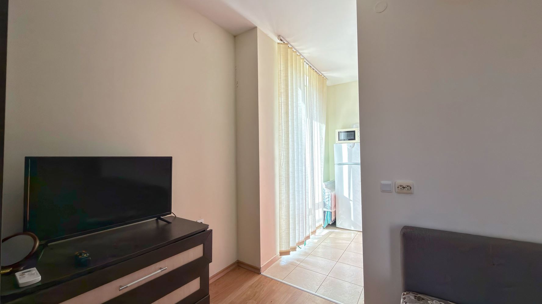 Просторная студия с террасой в современном комплексе на Солнечном берегу – комфорт и развлечения в шаговой доступности от моря