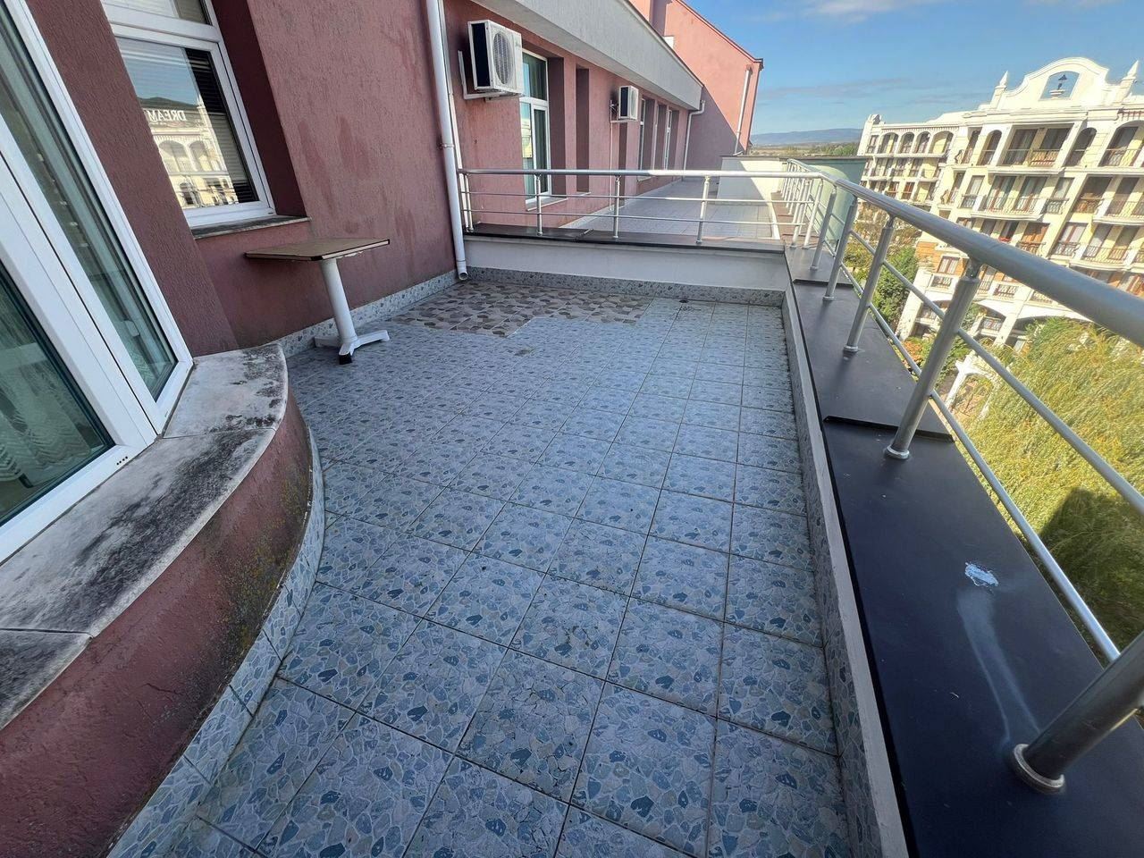 Просторная квартира с одной спальней в Солнечном Береге – комфорт и пространство в ухоженном комплексе