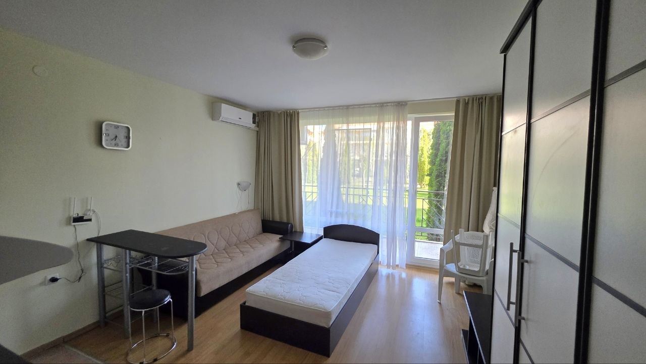 Практичная и уютная студия в Солнечном Берегу – уют и спокойствие с видом на бассейн