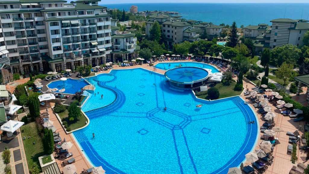 Высокий стандарт и разнообразные удобства – превосходная двухкомнатная квартира в элитном комплексе на первой линии в Равда