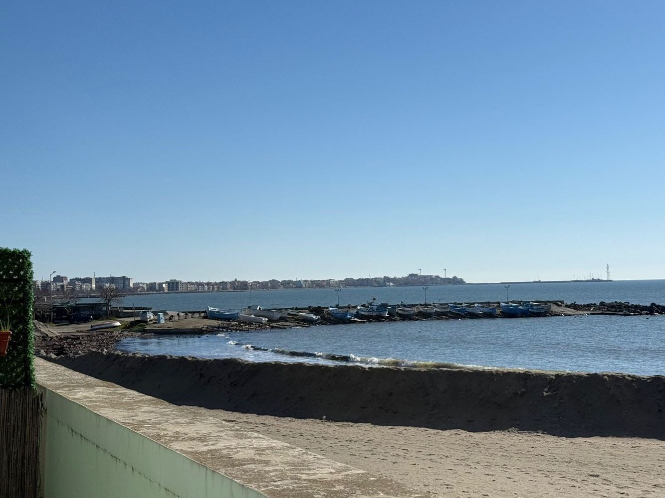 Роскошная двухкомнатная квартира с панорамным видом на море в Помории