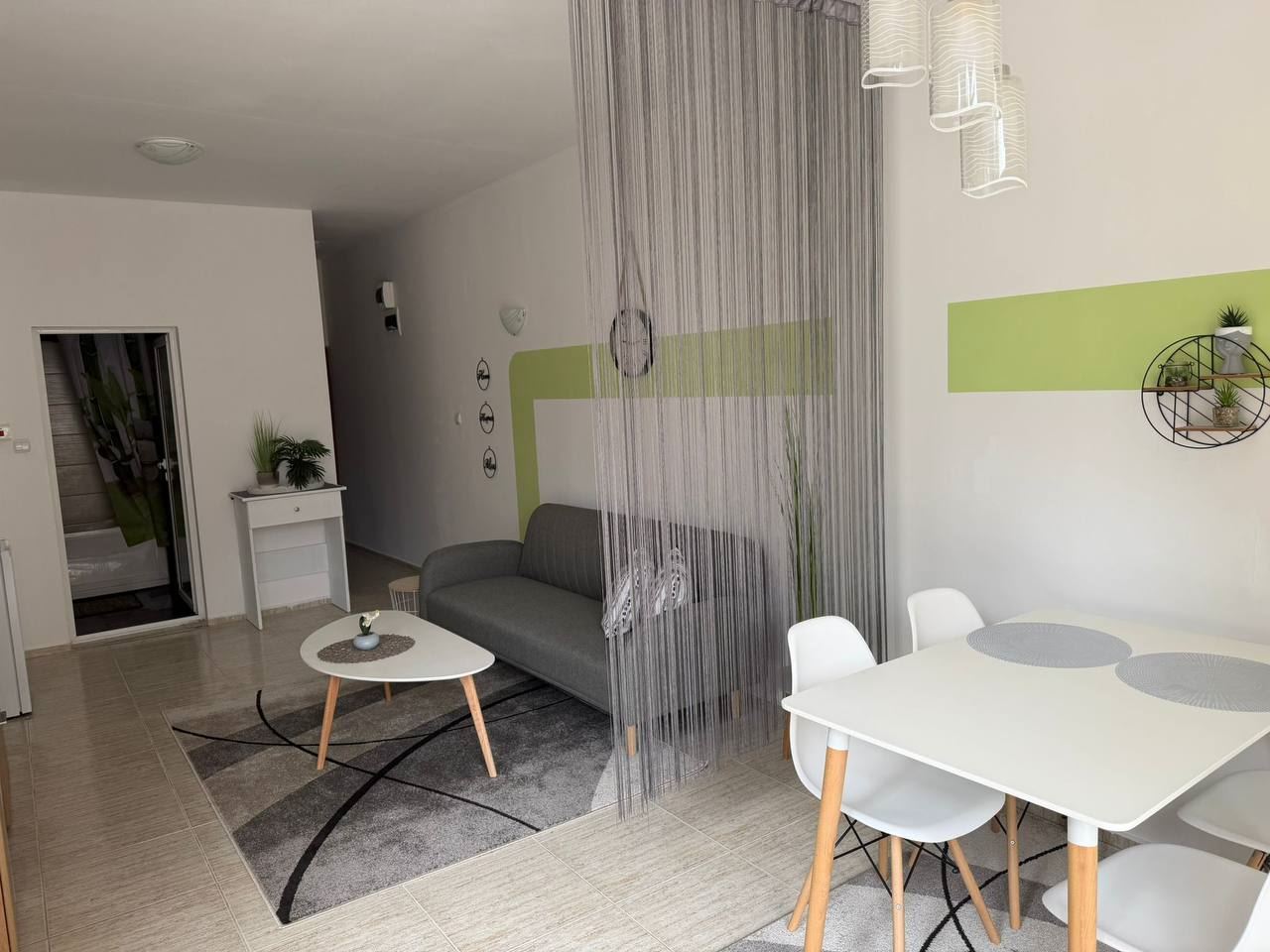 Квартира с одной спальней в Солнечном Береге с отличными удобствами и близостью к пляжу