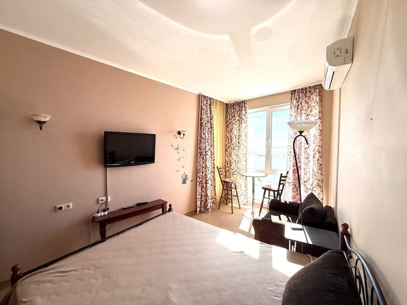 Роскошная двухкомнатная квартира с панорамным видом на море в Помории