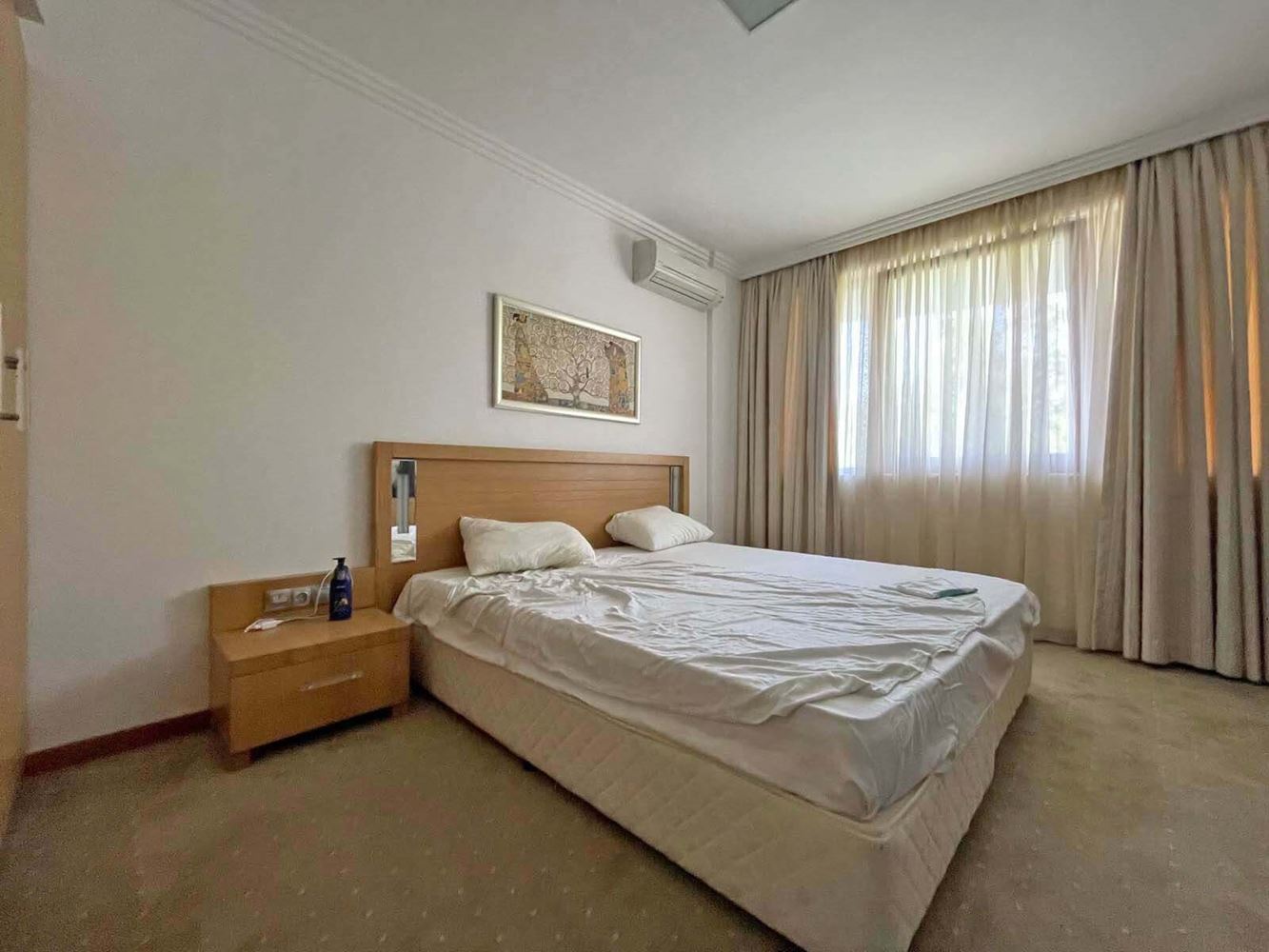 Высокий стандарт и разнообразные удобства – превосходная двухкомнатная квартира в элитном комплексе на первой линии в Равда