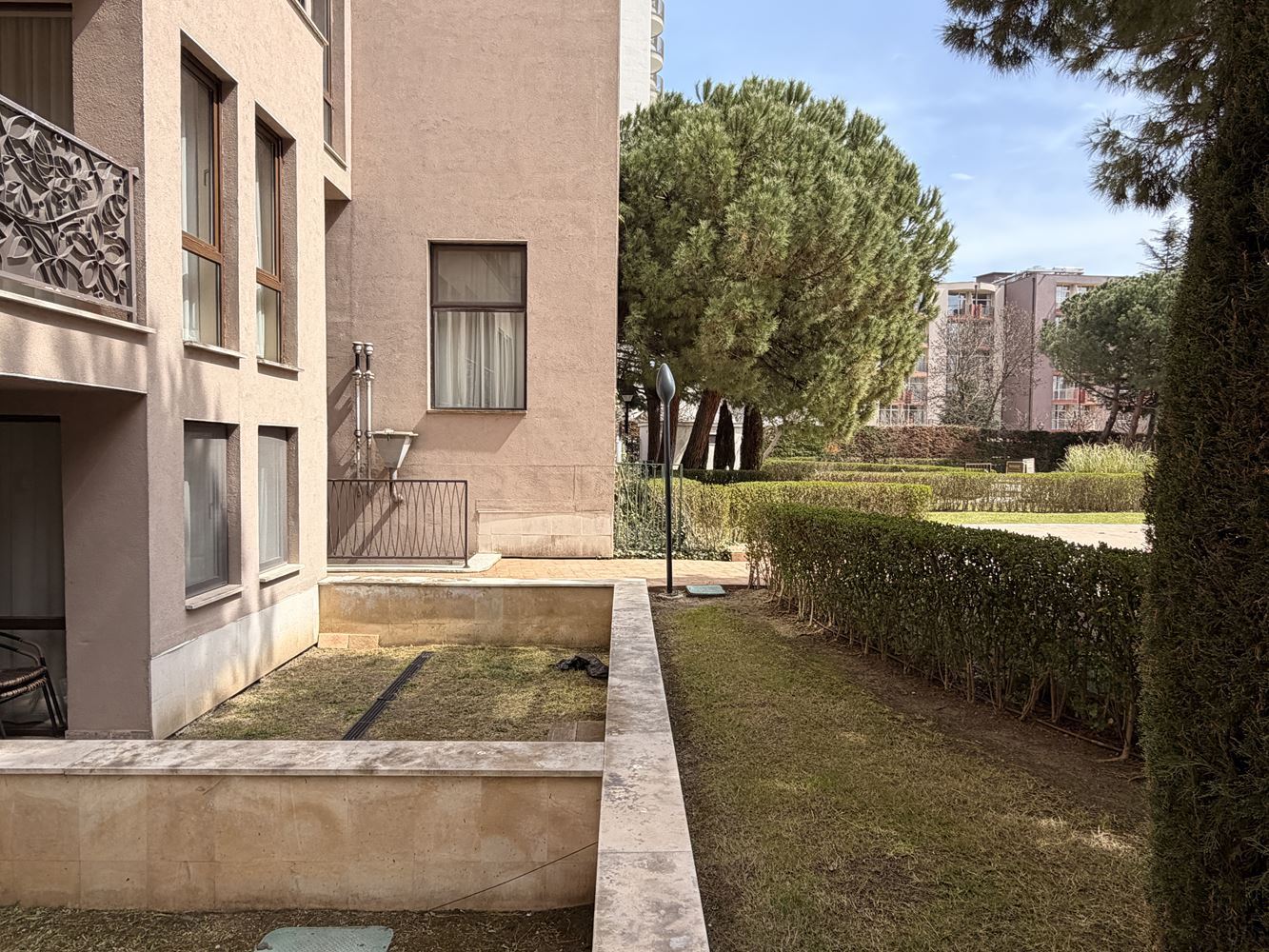 Эксклюзивная студия с садом и прямым доступом к бассейну – в 100 м от моря в Солнечном берегу