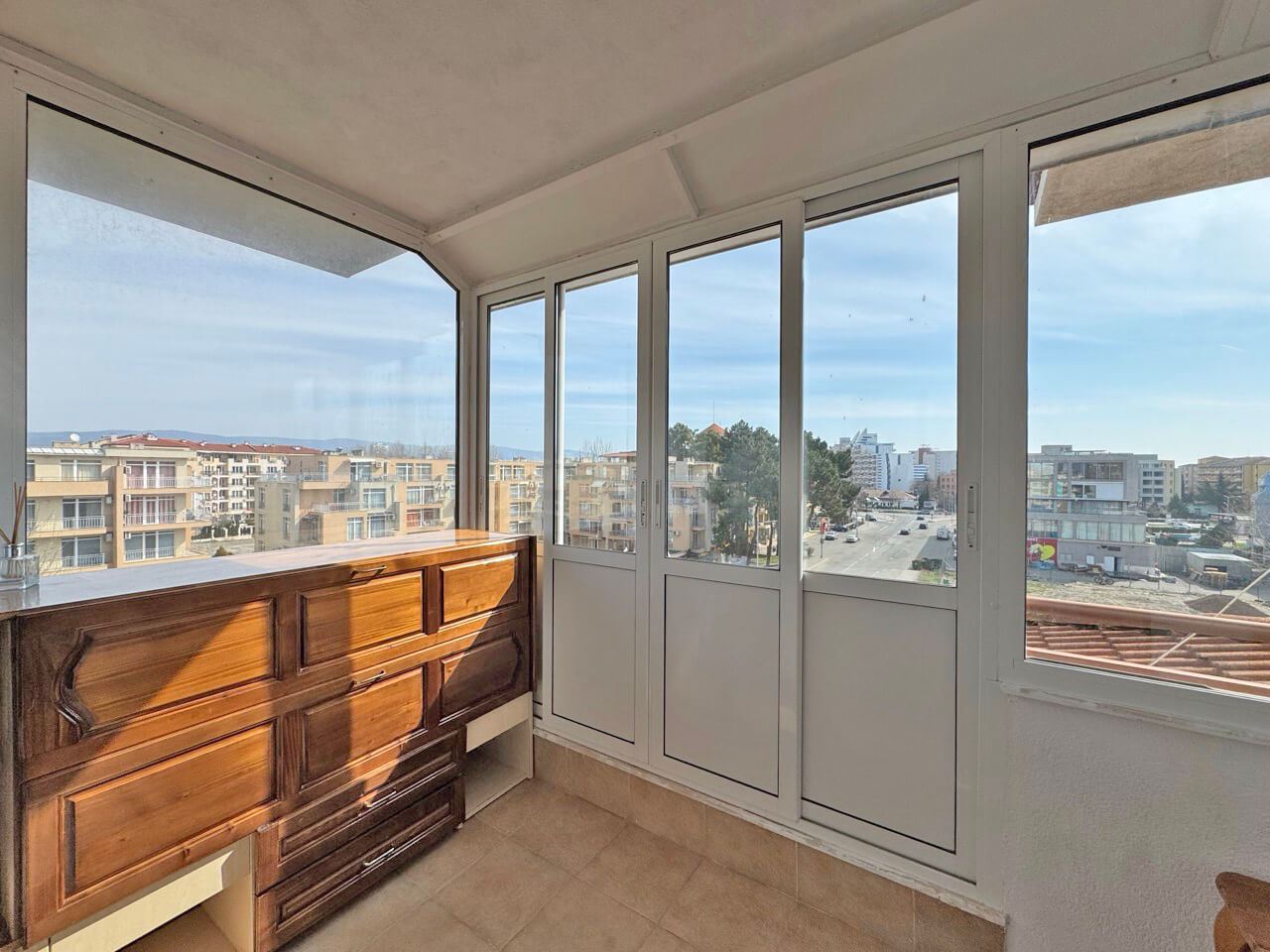 Уют и практичность – двухкомнатная квартира (с одной спальней) в комплексе на Солнечном берегу