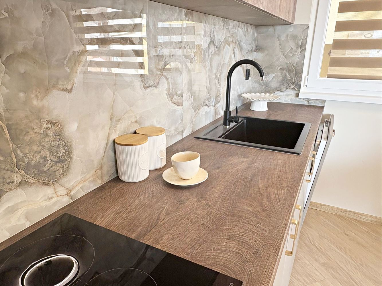 Два независимых жилых пространства с видом на море в центре Святого Власа – дизайнерский интерьер и собственное парковочное место