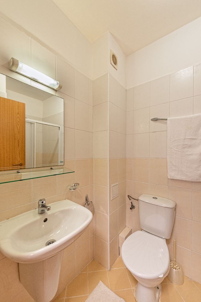 Солнечная и просторная студия с видом на море в Равде – 100 м от пляжа, в ухоженном комплексе с бассейном и зеленью