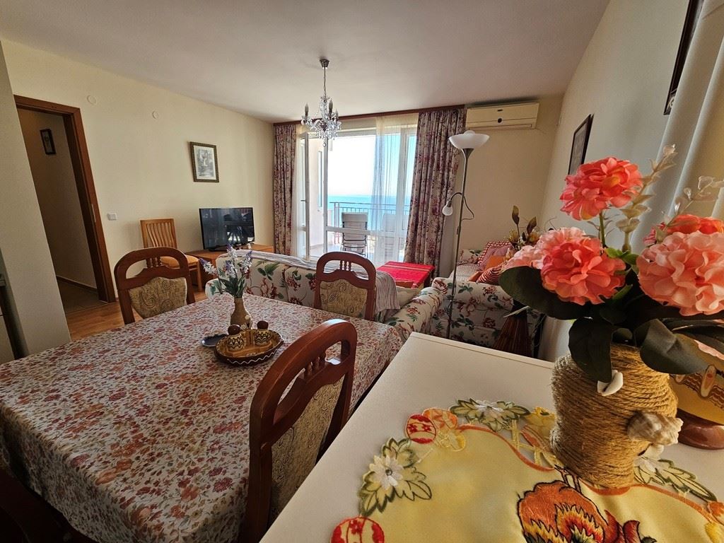 Свети Влас, первая линия моря – панорамная квартира с одной спальней с видом на море из каждой комнаты