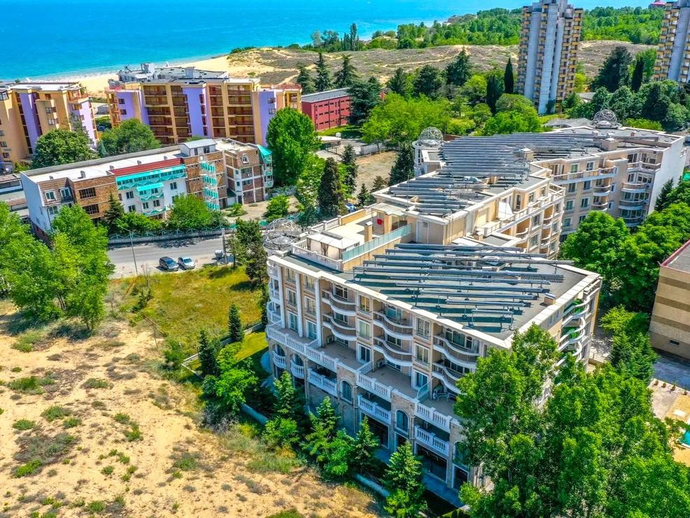 Просторная квартира с двумя спальнями в 100 метрах от пляжа в Несебре