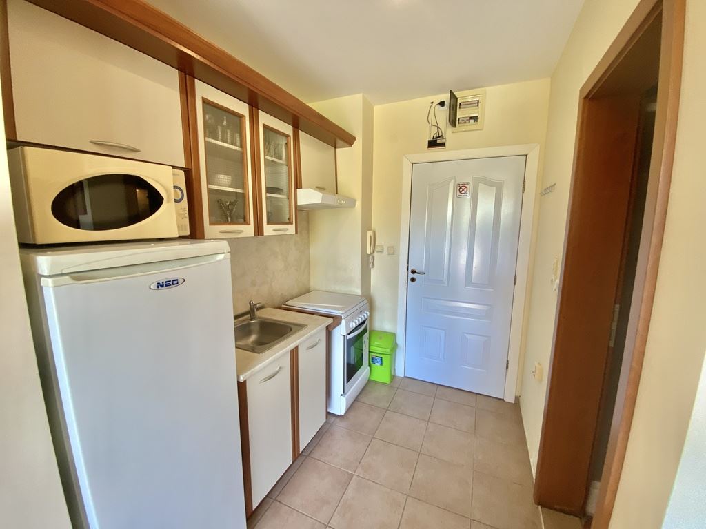 Студия на первой линии в комплексе в Елените – море, горы и курортный комфорт в одном