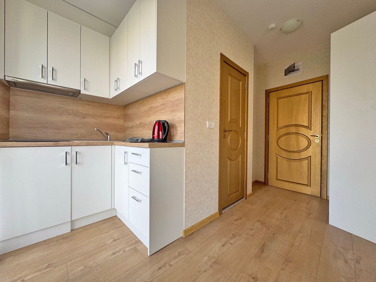 Светлая студия в люксовом комплексе – прекрасный уют у бассейна