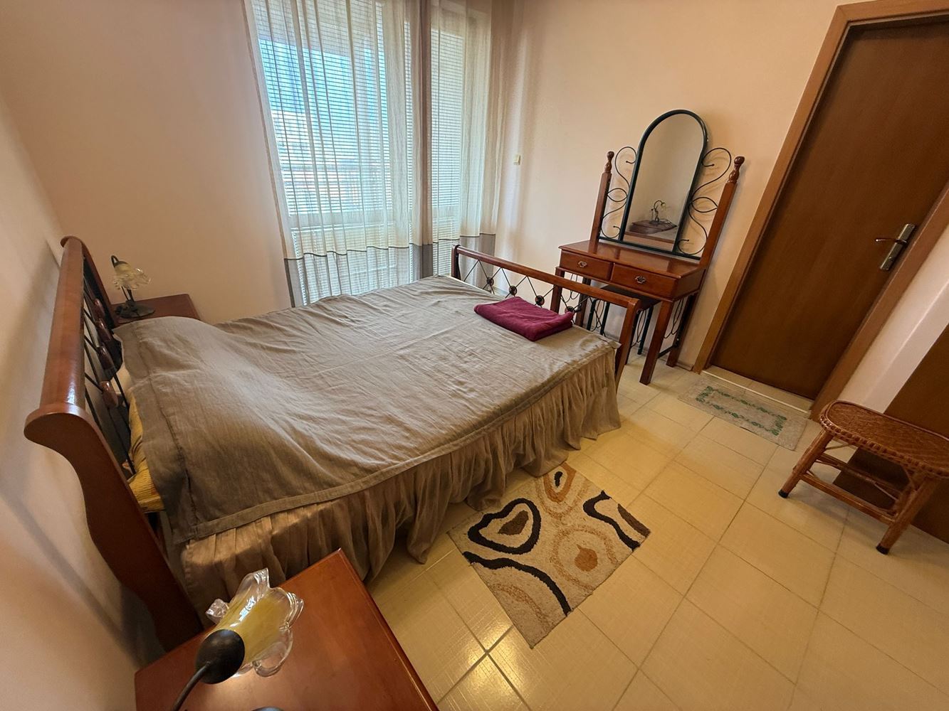 Просторная трехкомнатная квартира в Солнечном Береге – комфорт, природа и низкая такса обслуживания