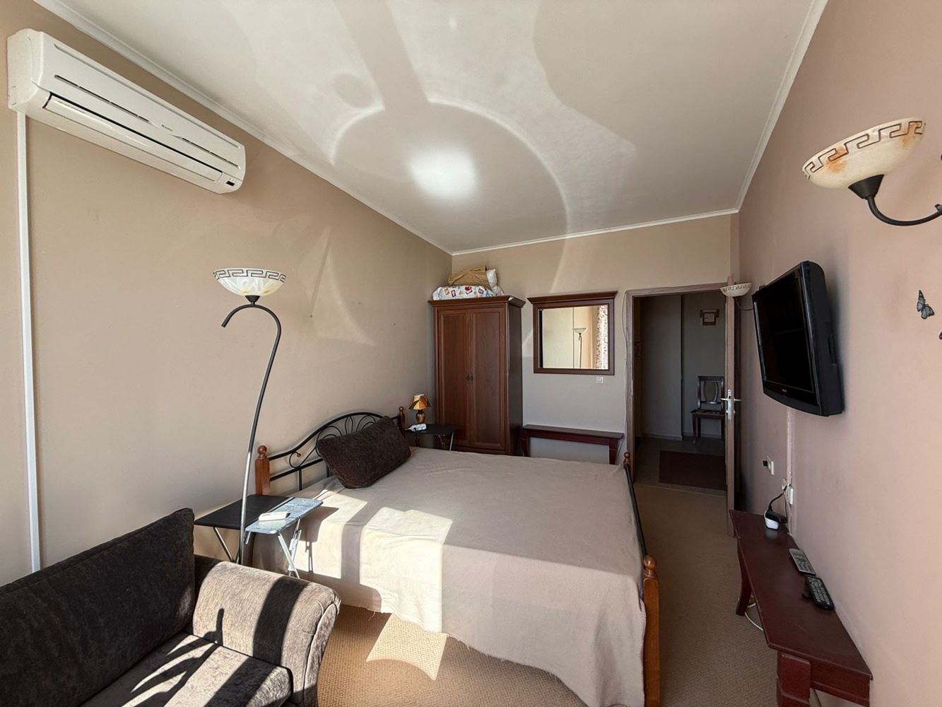 Роскошная двухкомнатная квартира с панорамным видом на море в Помории