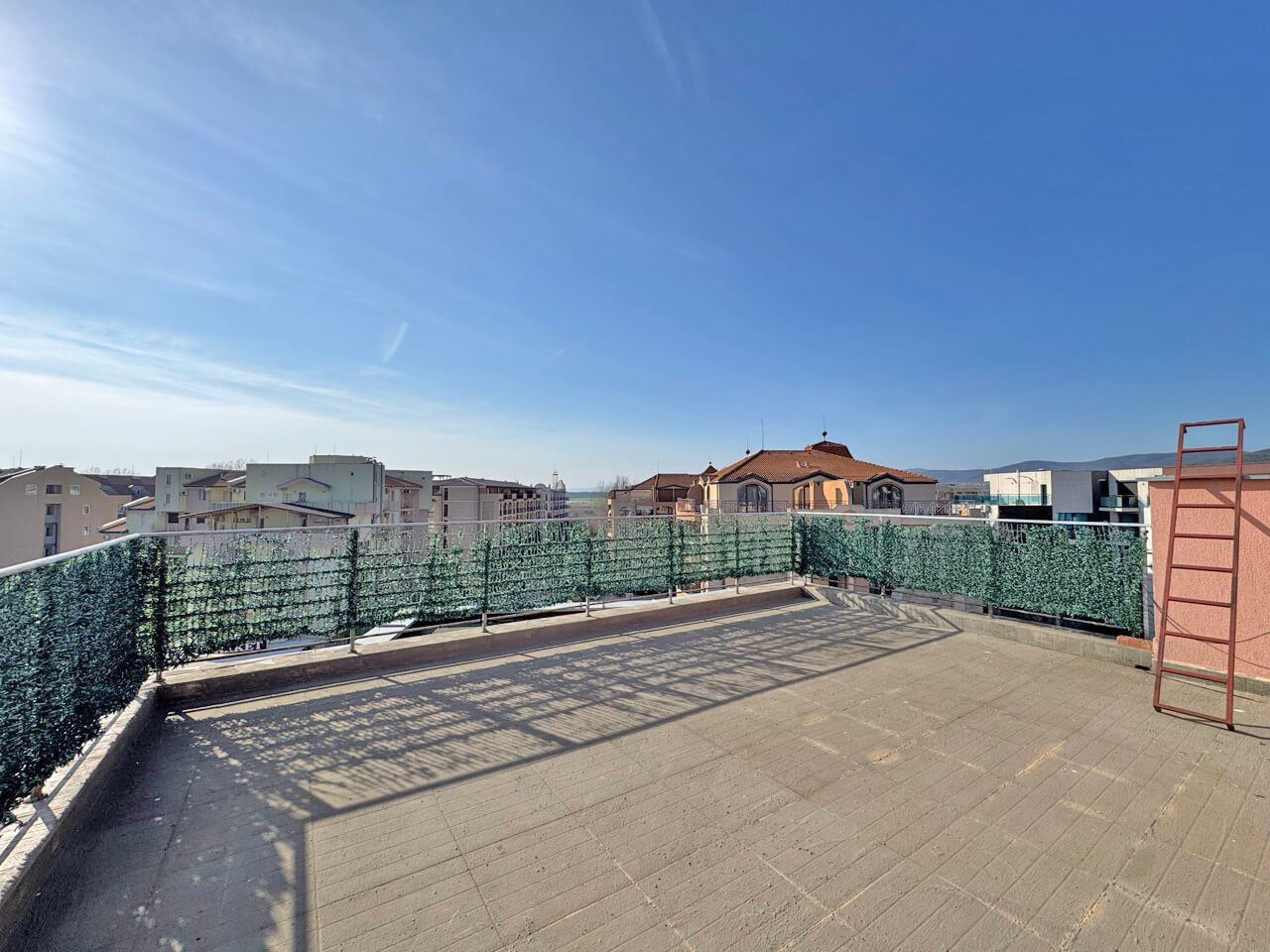 Роскошный пентхаус в Солнечном Берегу с впечатляющей панорамной террасой и отличным расположением