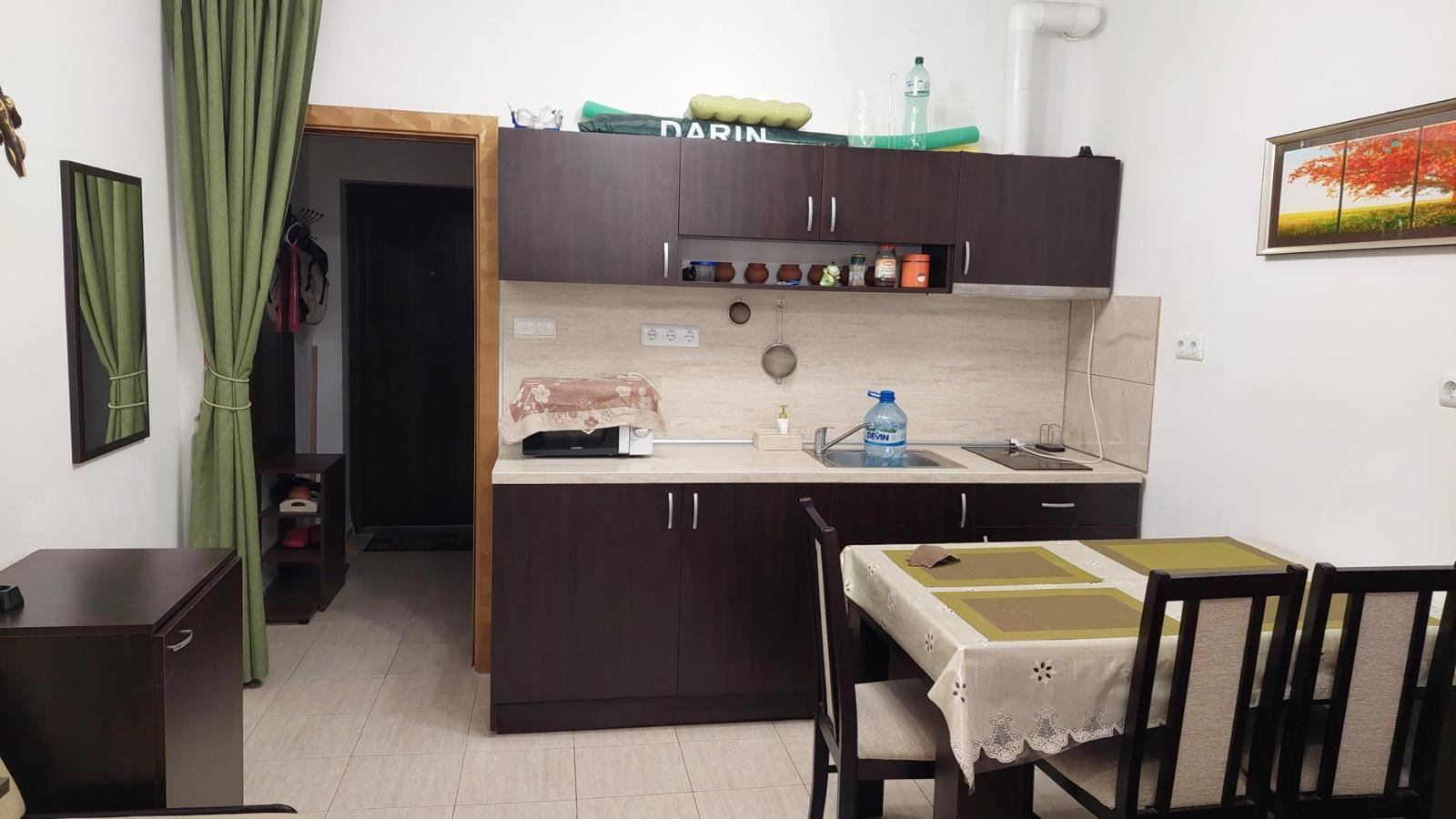 Обзаведенная студия в Старом городе Поморие – в 100 м от моря, с большой застекленной террасой и отличной локацией