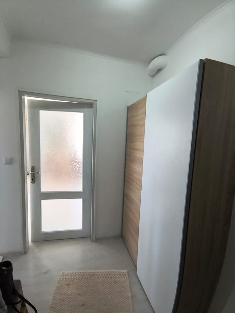 Отремонтированная двухкомнатная квартира с панорамным видом в современном комплексе рядом с Солнечным берегом