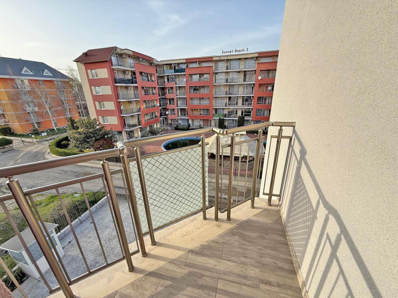 Роскошно меблированная квартира с одной спальней в Солнечном береге – спокойствие, зелень и отличная локация