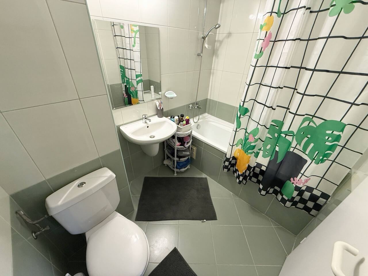 Просторная квартира с двумя спальнями на первой линии моря в Ахелое – комфорт, роскошь и уют для всей семьи