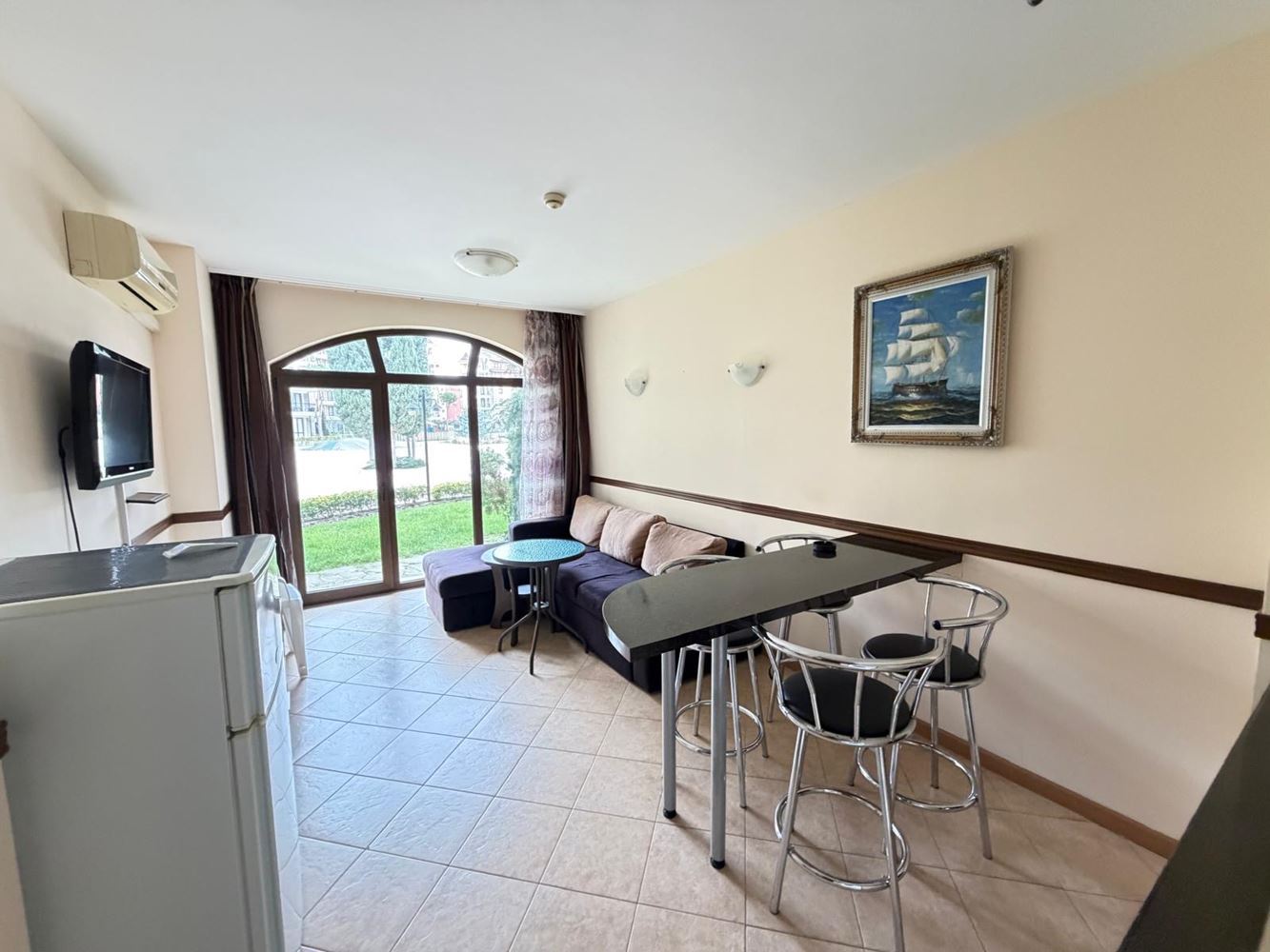 Просторная квартира с двумя спальнями с прямым выходом в собственный двор в Солнечном Береге – комфорт, роскошь и уют