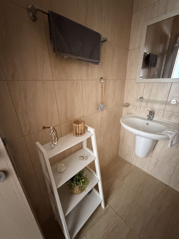 Квартира с двумя спальнями и панорамной террасой на окраине Солнечного Берега – уют, тишина и стиль