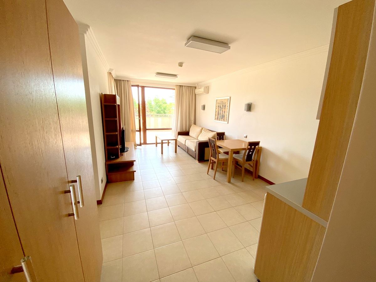 Двухкомнатная квартира  на первой линии моря в Равде – роскошь, природа и впечатляющий вид на бассейн